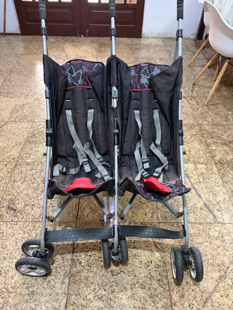 Carrinho de bebê gêmeos/irmãos de idade próxima 