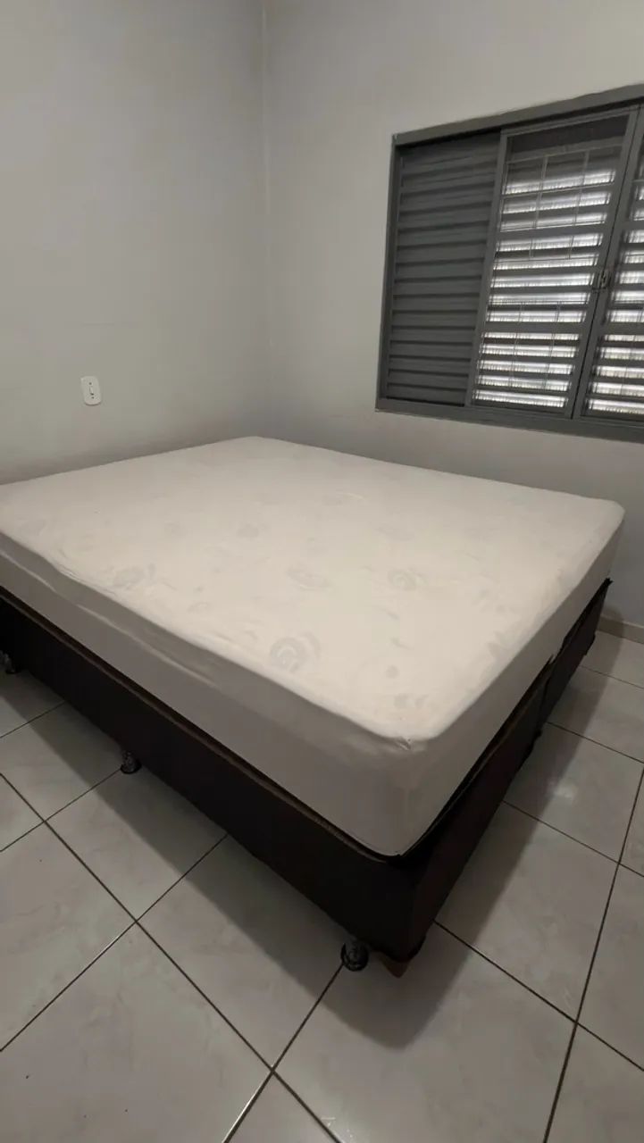 CAMA DE CASAL COM BASE ESTOFADA E COLCHÃO