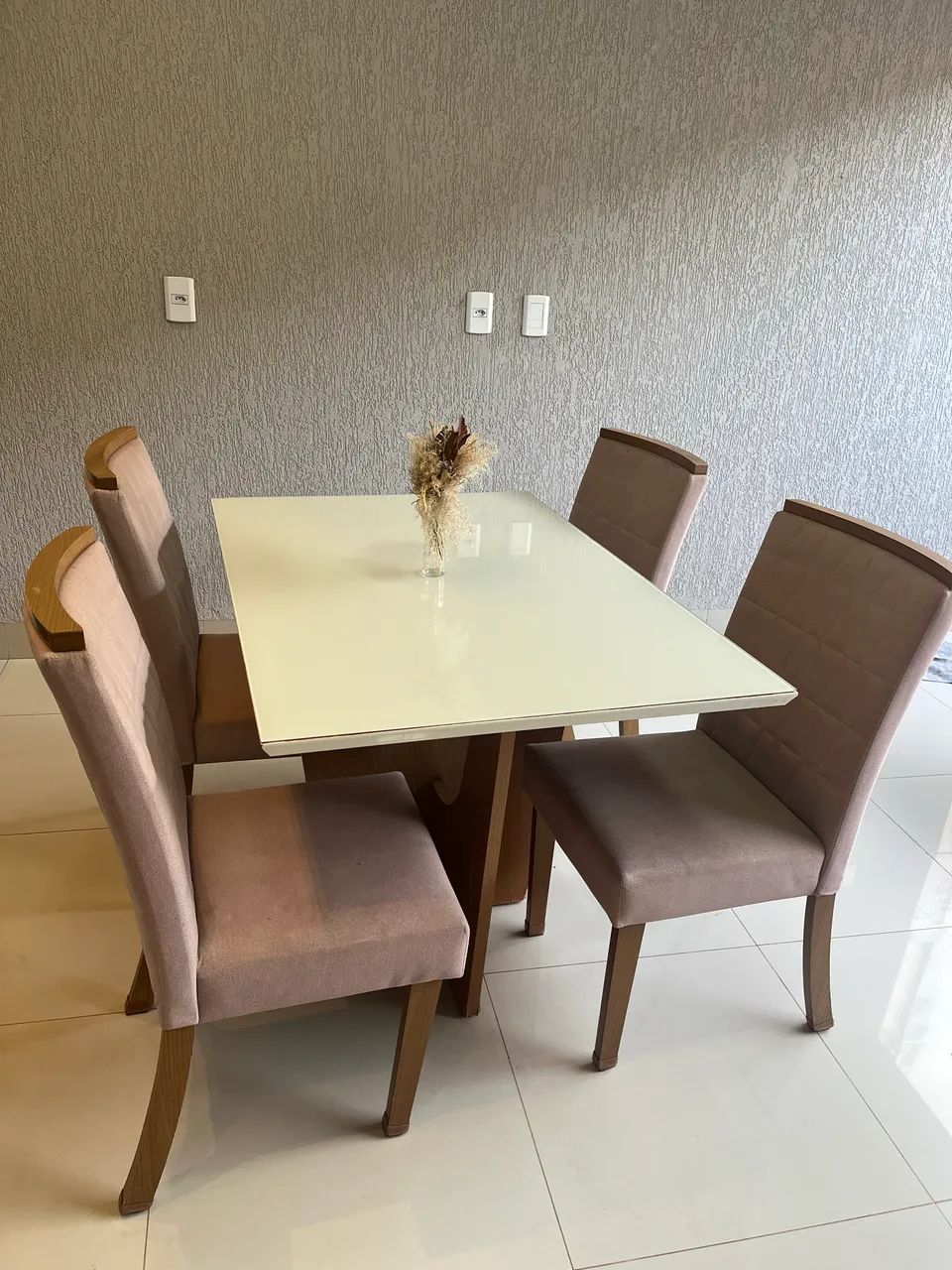 Conjunto mesa com tampo de vidro e 4 cadeiras