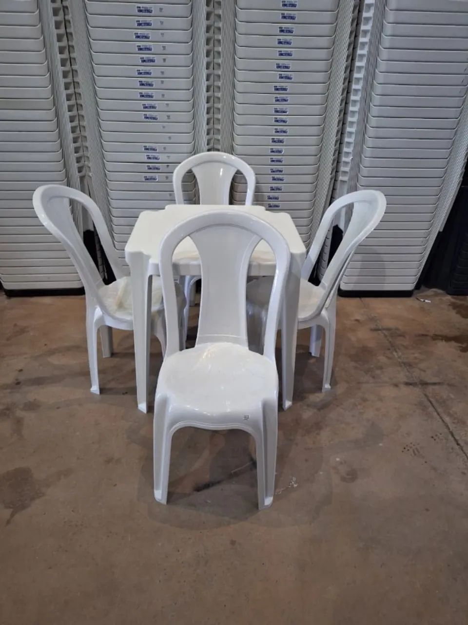 Jogo de mesa com 4 cadeiras de plastico 152kg - Foto 2