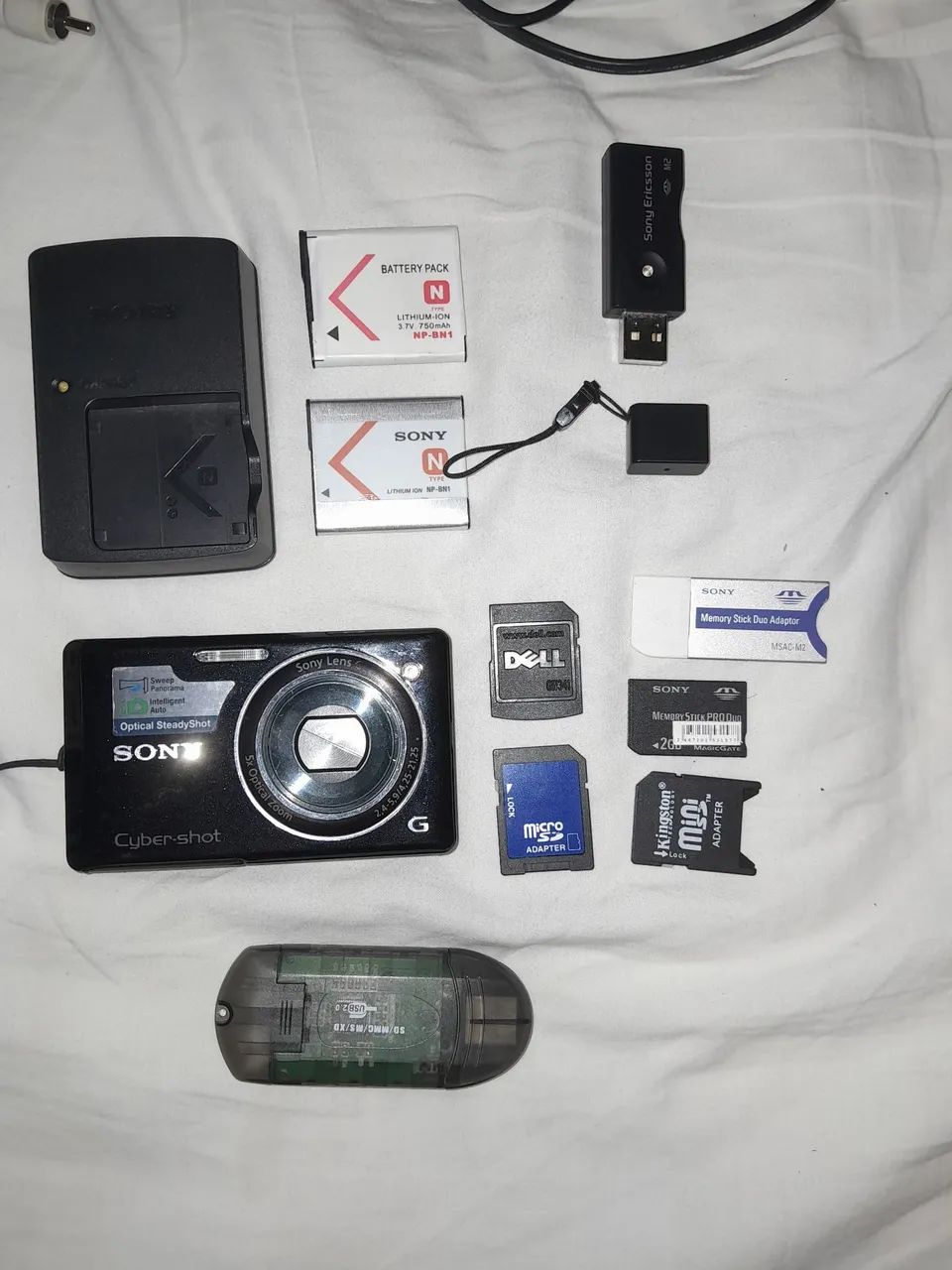 Camera sony cybershot DSC-W390 14 mega pixels 5x zoom optical 24mm wide angle 