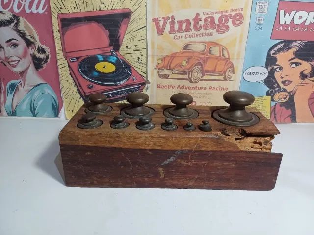 conjunto cepo de pesos de balança antigos em uma caixa de madeira. VEJA FOTOS - Foto 2