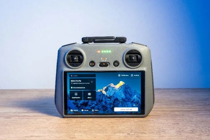 DJI Mini 4 Pro kit Fly More, controle com tela - Foto 4