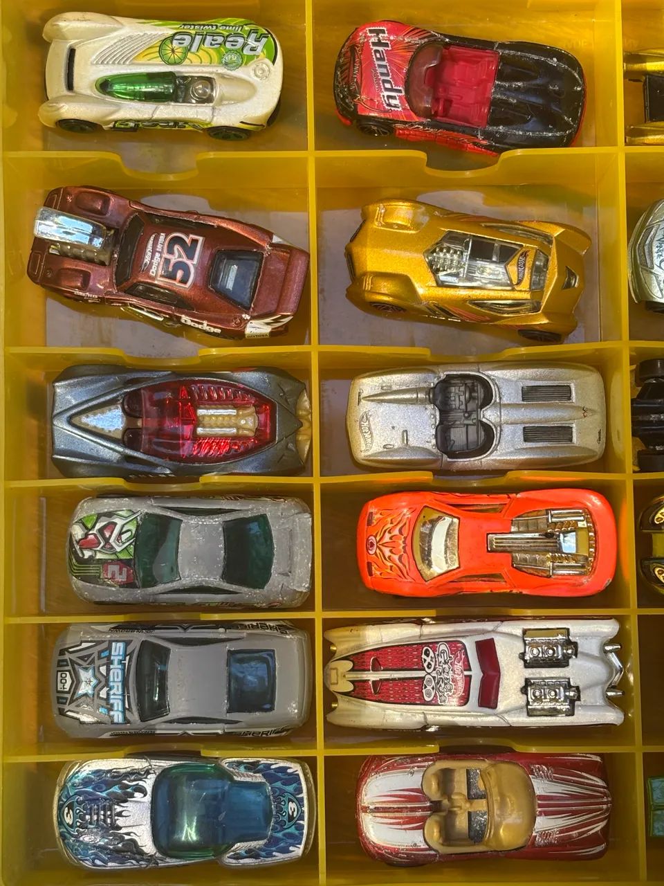 24 Carrinhos de coleção Hot Wheels