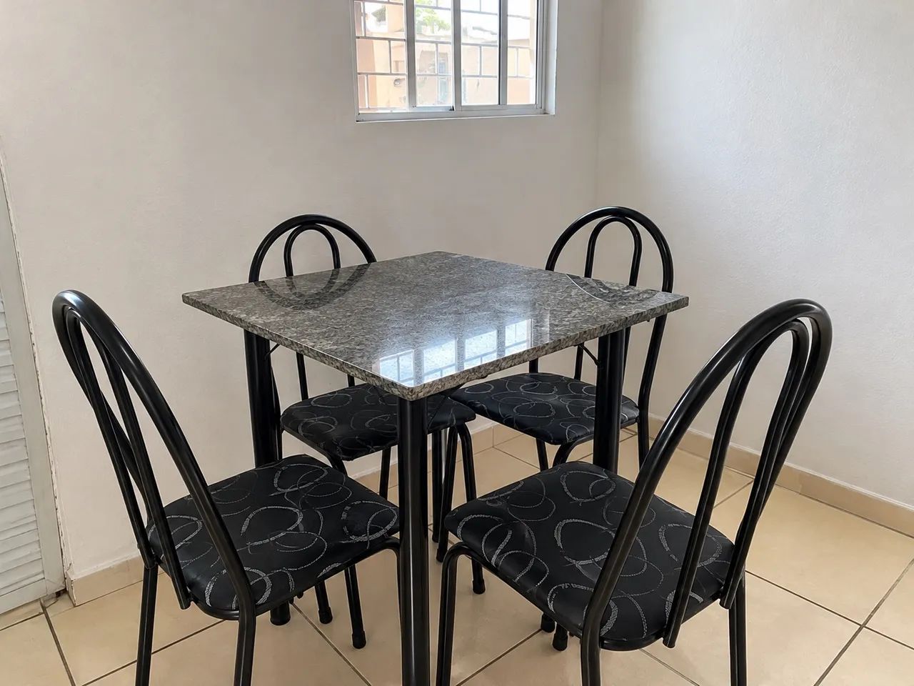 Mesa nova, ventilador e poltrona 