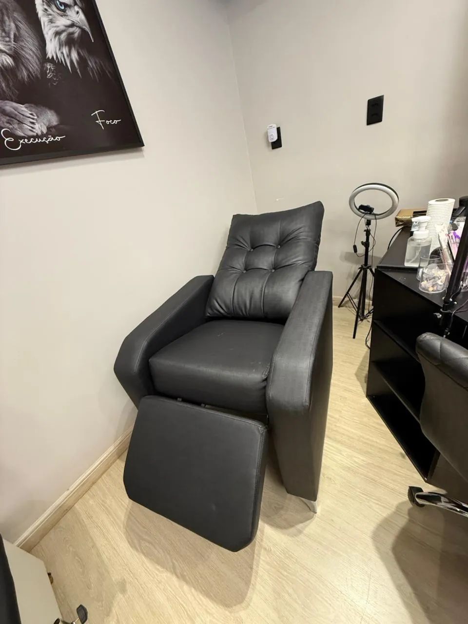 OPORTUNIDADE - Vendo Poltrona, maca ajustável e cadeira (NOVOS) - Foto 2