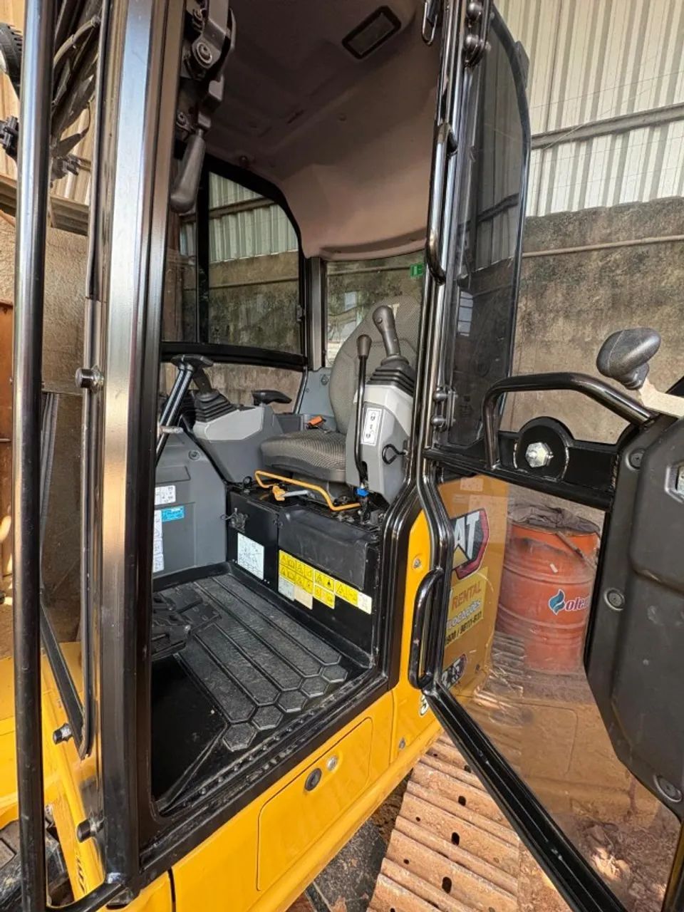 Mini Esvacadeira Caterpillar ano 2022 303,5 3.000 horas - Foto 3