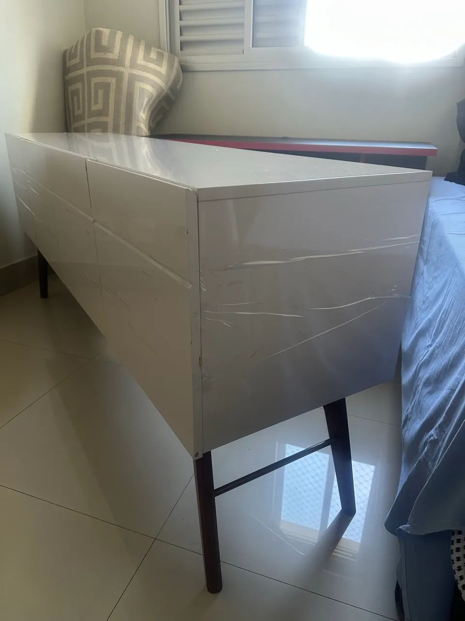 Rack / Buffet Branco Alto Brilho com 4 Portas - Design Moderno