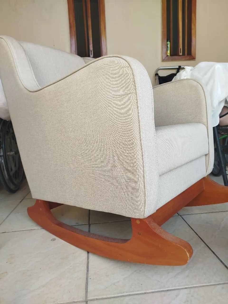 Poltrona Amamentação C/ Balanço Descanso  com Puff Linho Bege - Foto 3