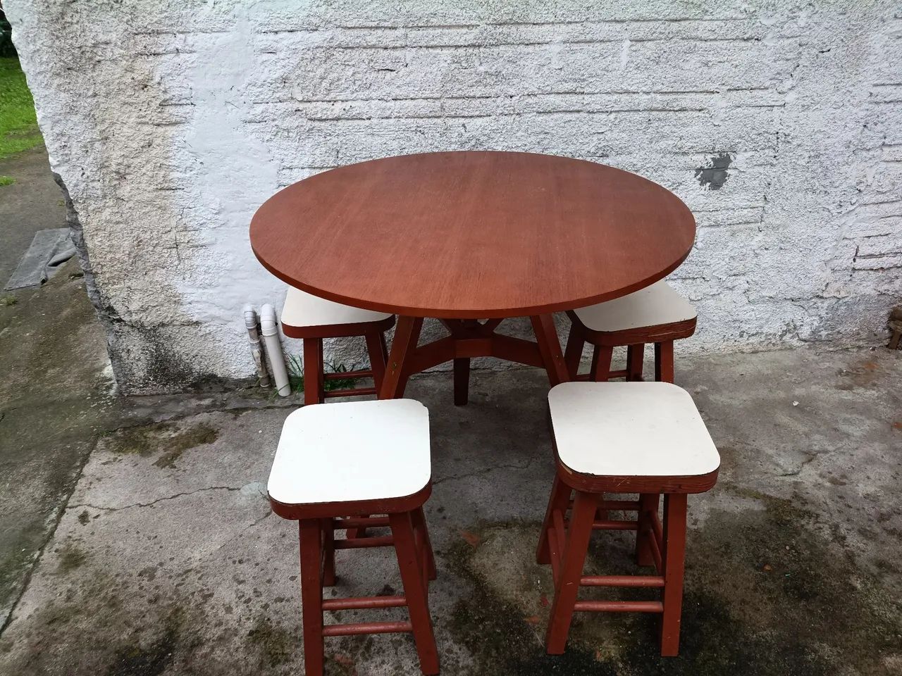 Mesa Madeira Maciça  + 4 Banquetas - 91 cm de diâmetro -em ótimo estado.  - Foto 4
