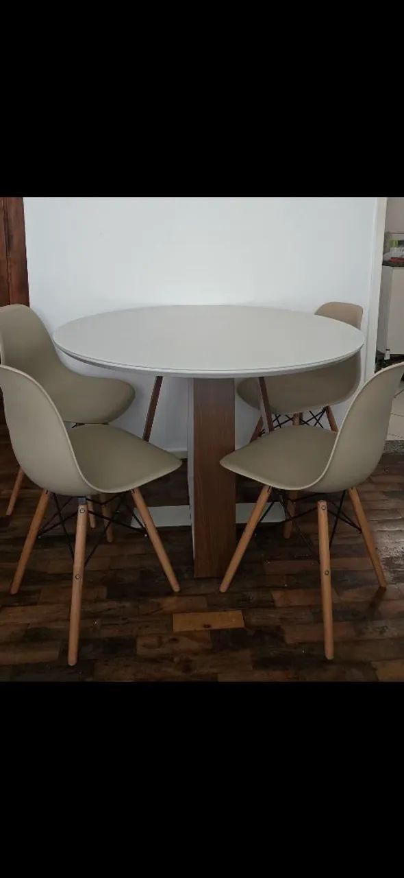 Mesa com 4 cadeiras 