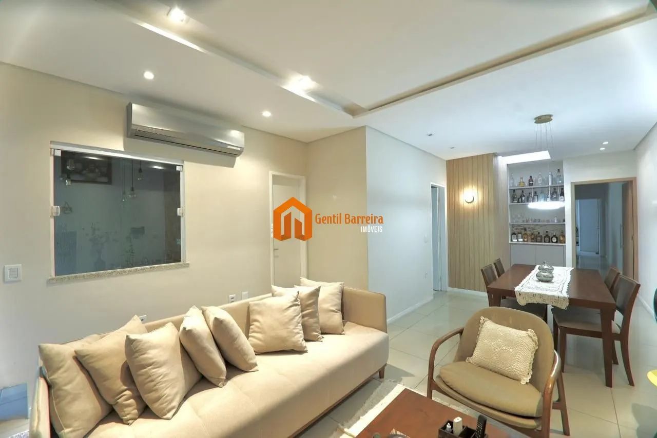 Casa Charmosa com Quintal 120m² | 3 Quartos e 3 Vagas