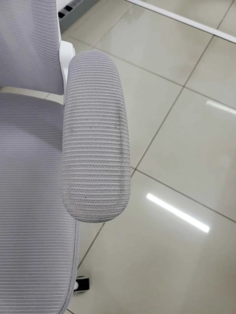 Cadeira Ergonômica Branca e Cinza Mesh com Apoio de Cabeça - Foto 2