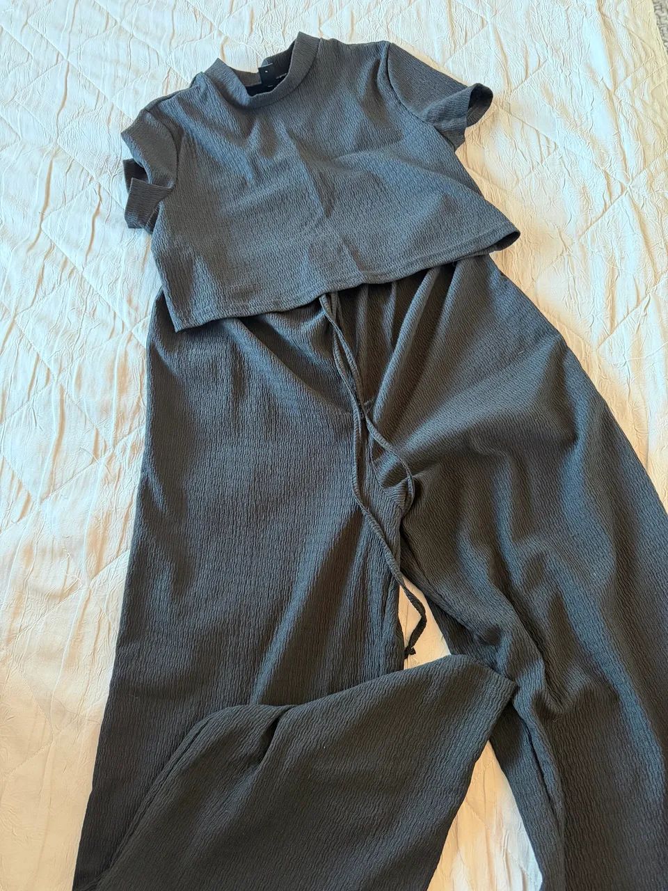 Vendo combo de roupas , 2 conjuntos e 1 macacão  - Foto 3