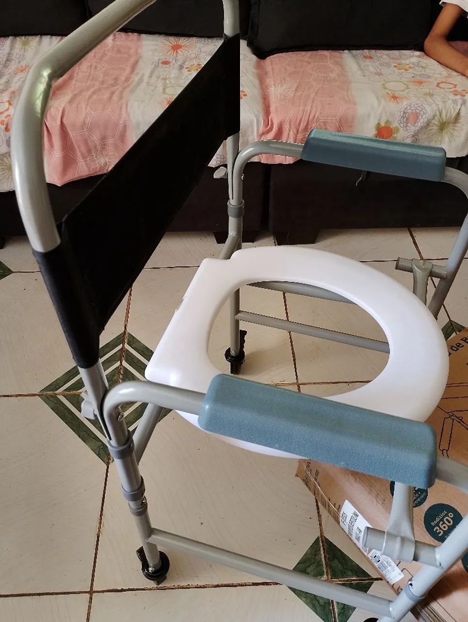 Vendo cadeira de banho nova - Foto 2