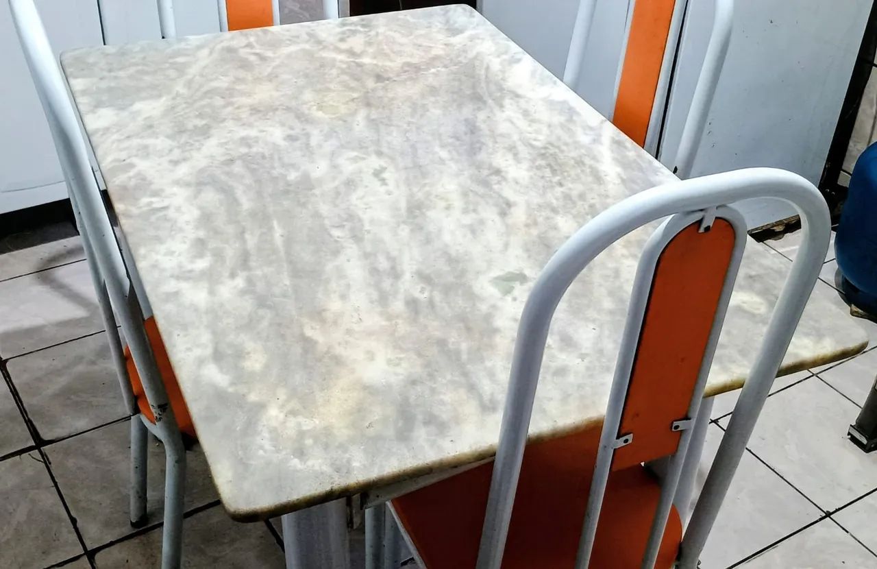 Mesa com tampo de mármore e quatro cadeiras  - Foto 2
