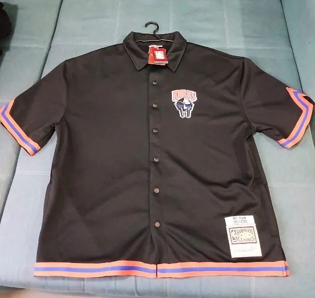 Camisa Knicks MF Doom Edição Limitada - Mitchell & Ness (Hardwood Classics) - Foto 3