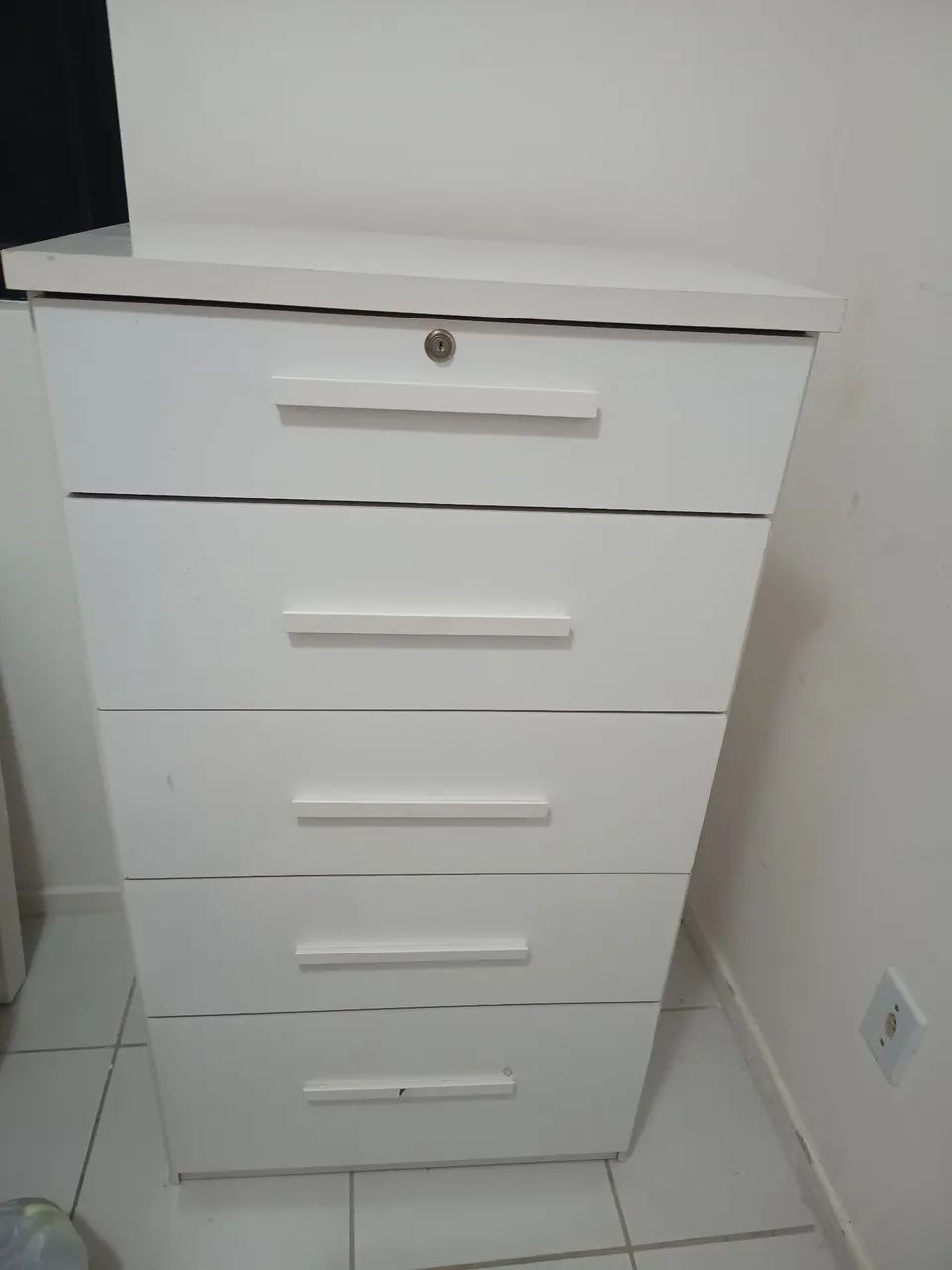 Cômoda com cinco gavetas 