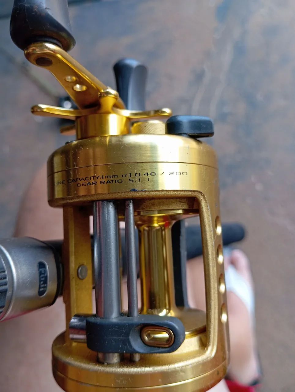 Vendo ou troco carretilha profissional  - Foto 3