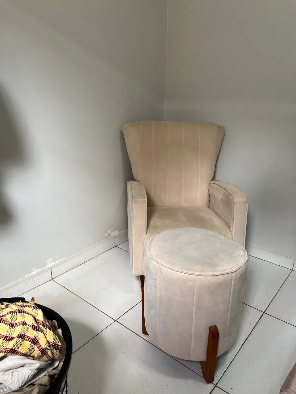 Poltrona de amamentação de balando com puf