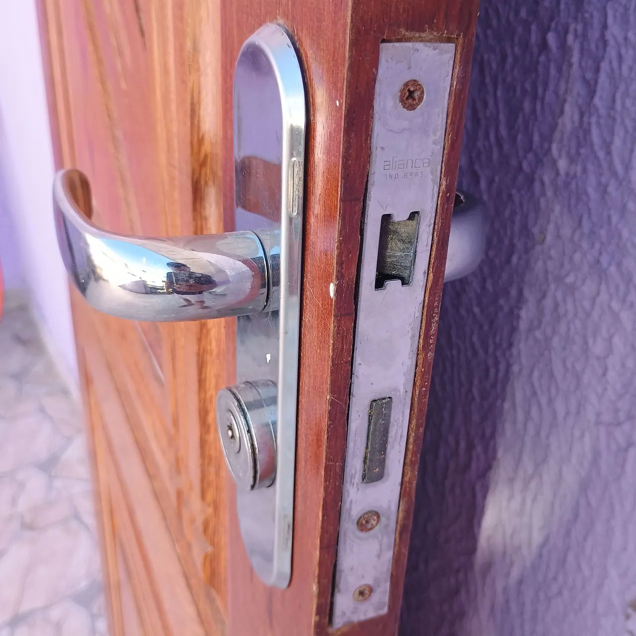 Venda de Porta usada. Medida 2080mm por 80mm - Portas e Janelas