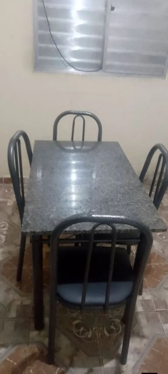 Vendo mesa com 04 cadeiras 
