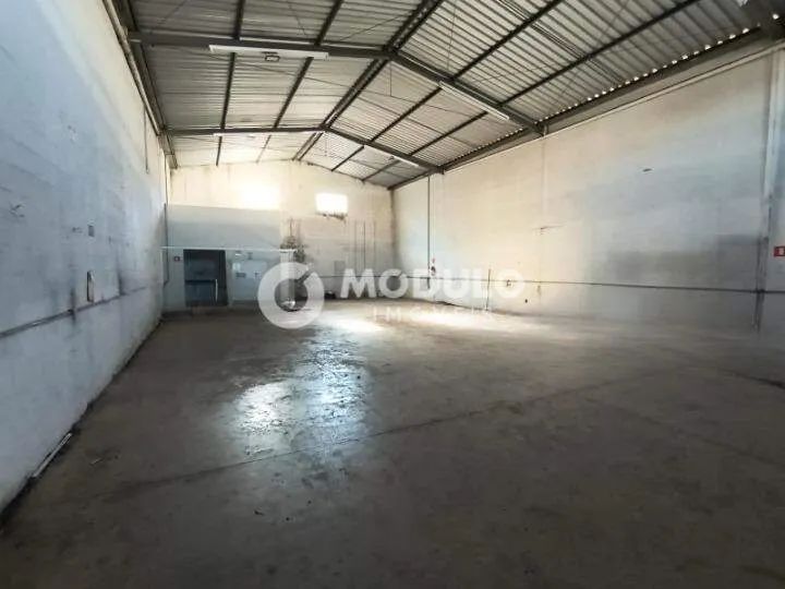 Galpão comercial disponível para locação no bairro Minas Gerais.