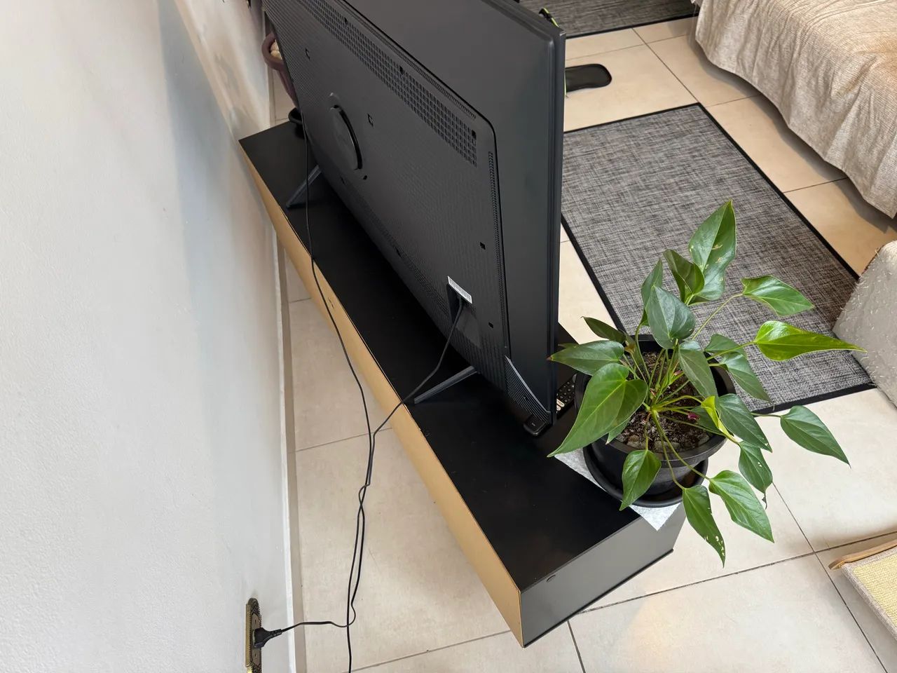 Rack para TV preto com porta de correr - Foto 4