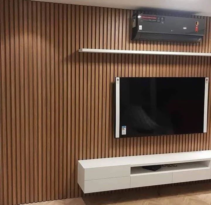 Painel de tv ripado com rack
