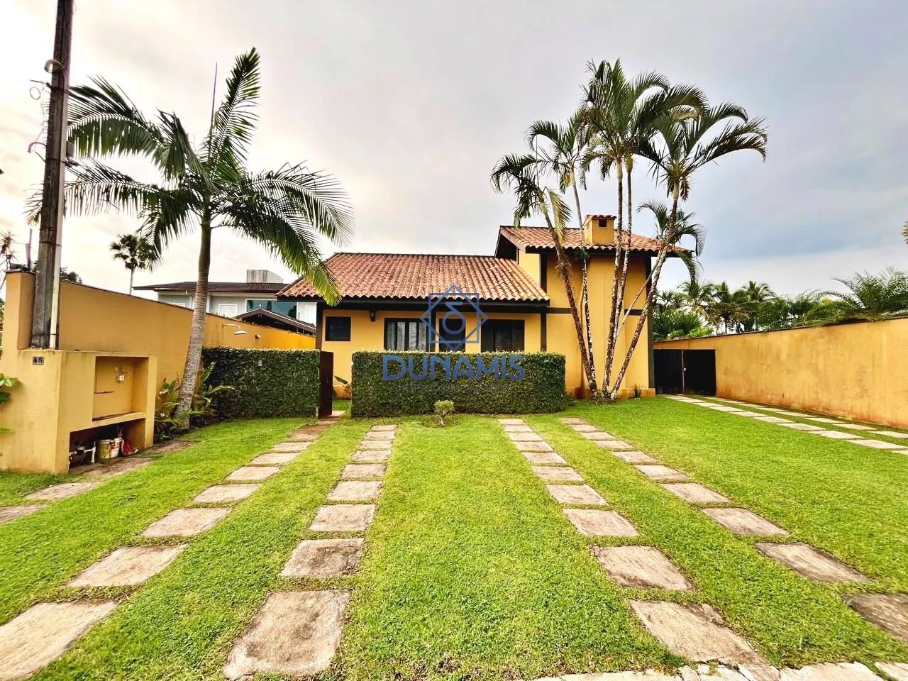 Casa em condomínio fechado de alto padrão na praia de Pernambuco no Guarujá