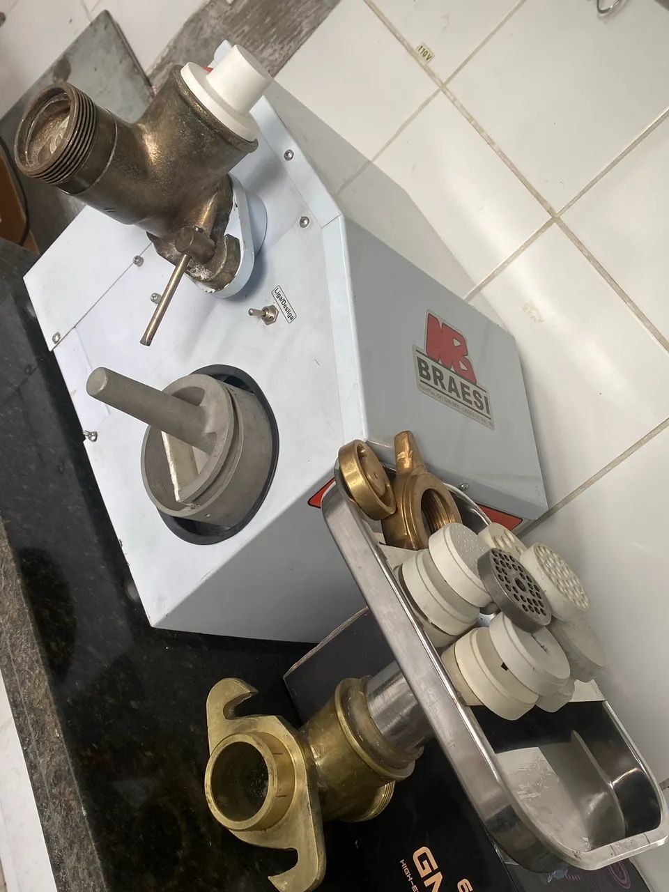 Extrusora/ Maquina de Massas com ralador e moedor de carne BRAESI - Foto 3