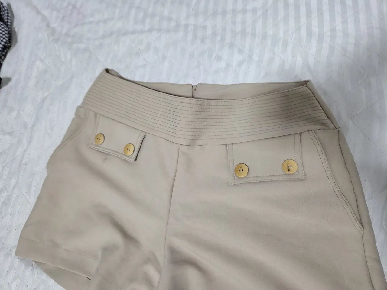 Short alfaiataria bege com botões  - Foto 3