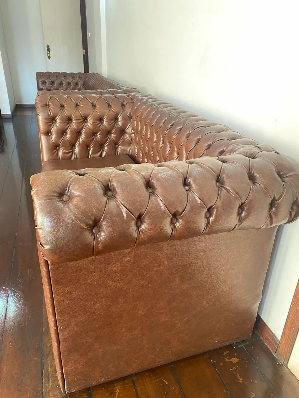 Conjunto de Sofás Estilo Chesterfield - 3 e 2 Lugares - Excelente Estado