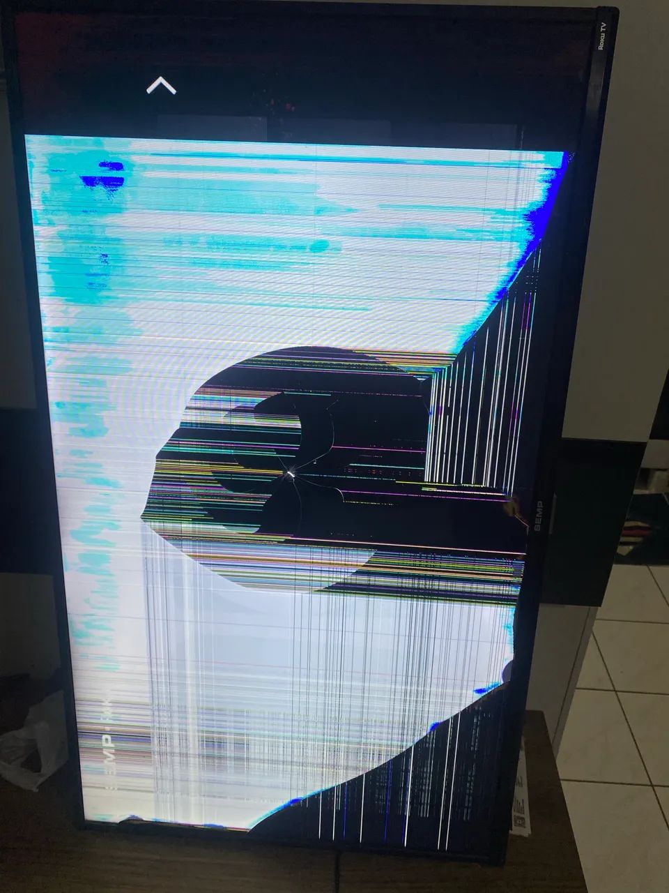 Televisão com a tela quebrada 