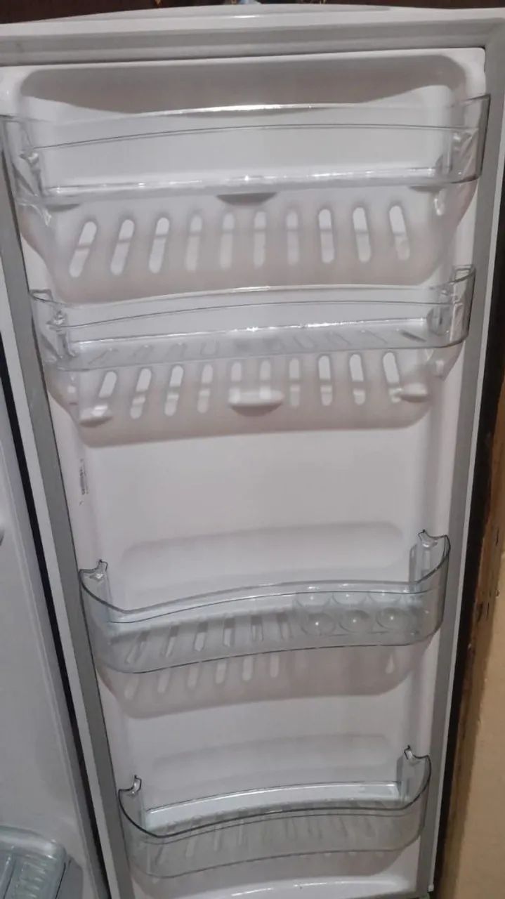 Geladeira nova sem marcas de uso 