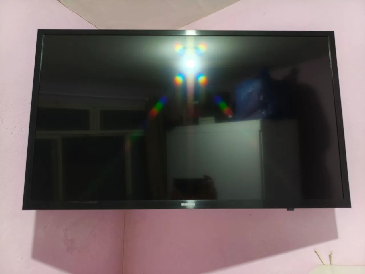 Smart tv Samsung 32 sem os pés de apoio