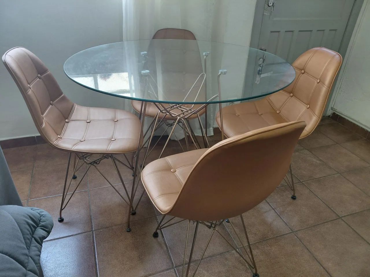 Mesa Eames com tampo de vidro 100 cm + 4 cadeiras estofadas Eiffel Botonê - Marrom - Foto 5