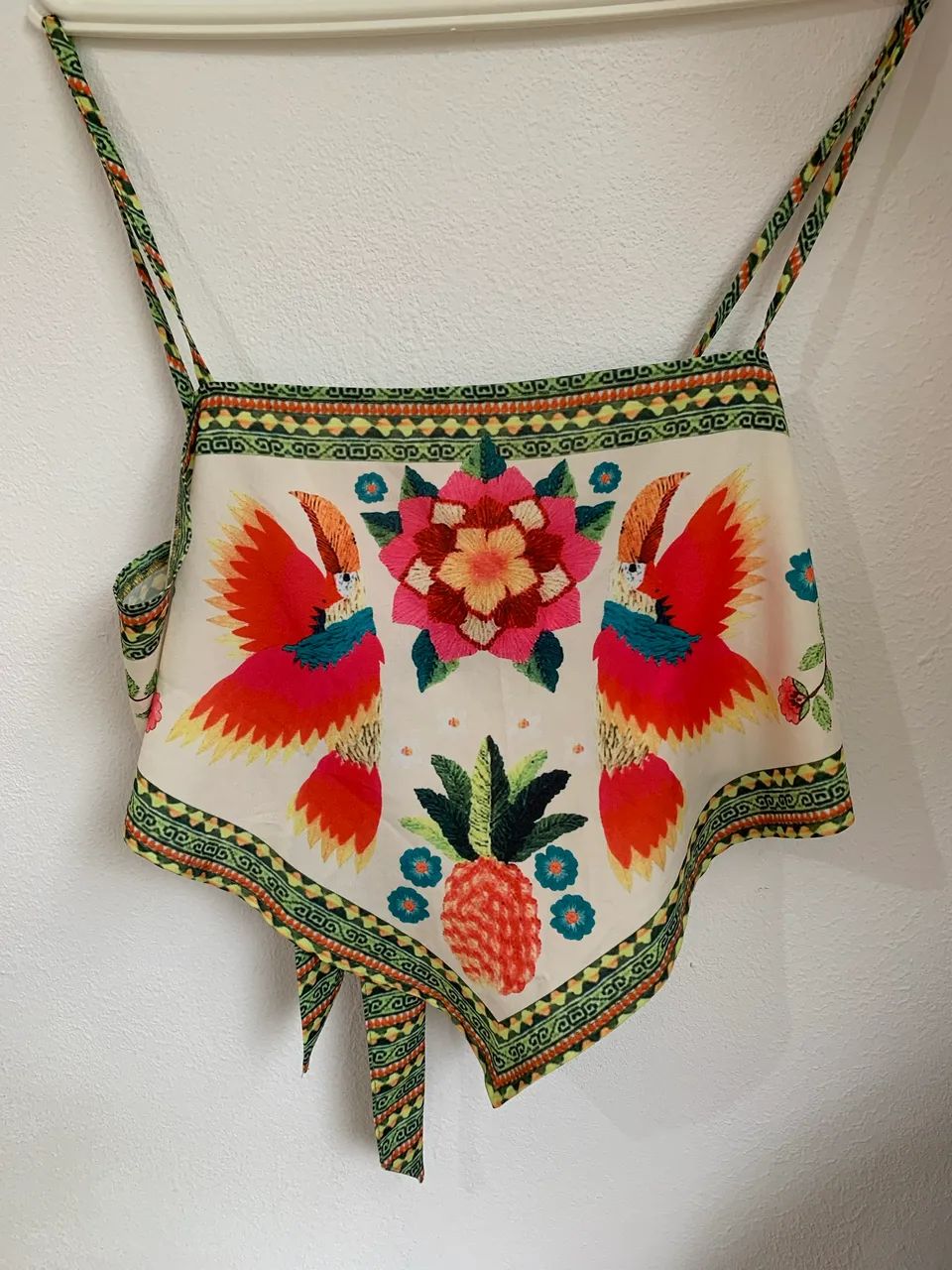 Blusa com estampa estilo Farm