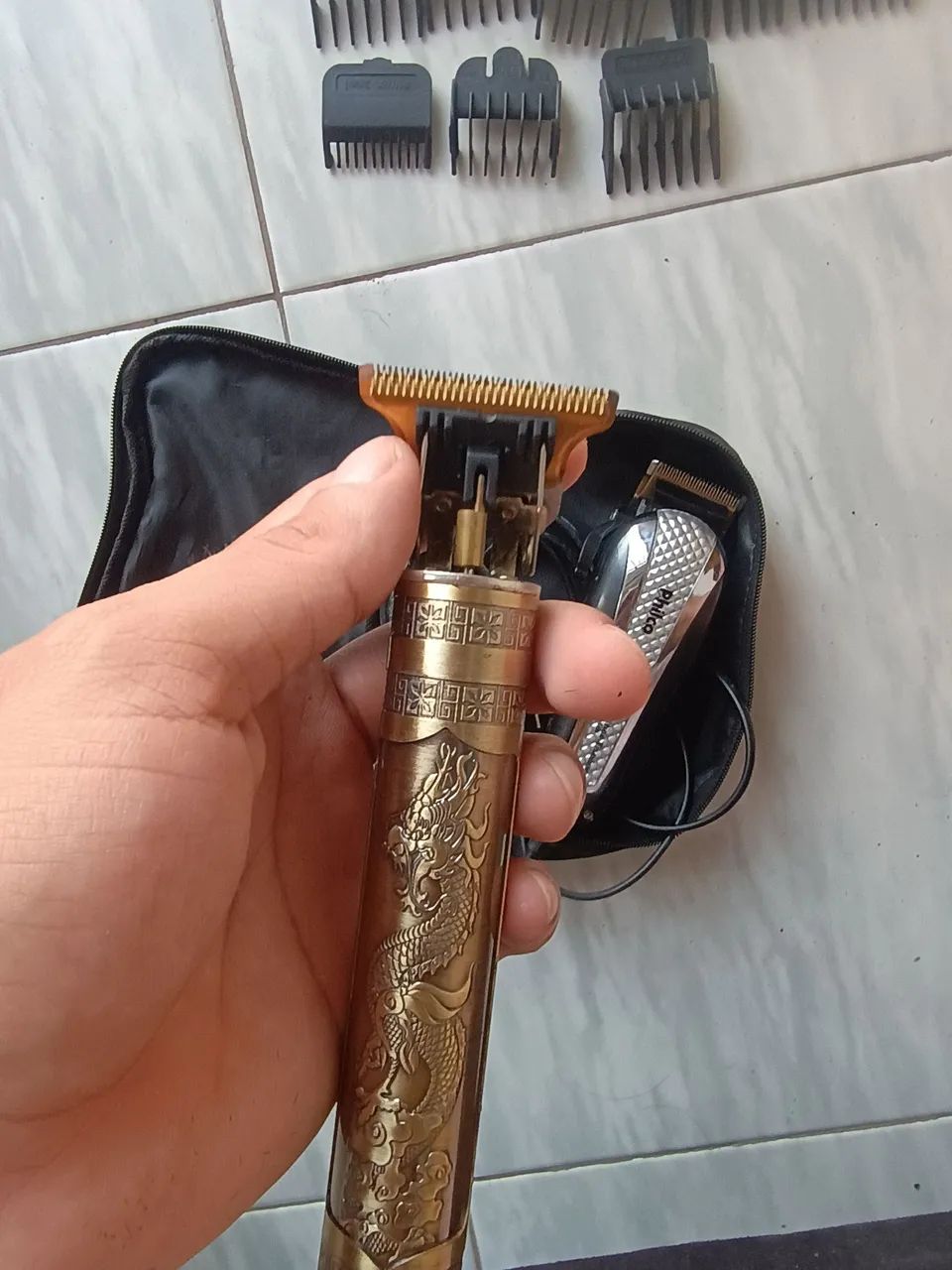 Máquina de cortar cabelo com defeito 