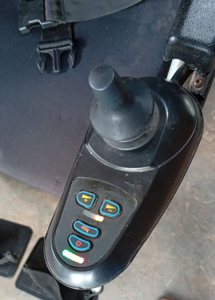 Cadeira de rodas motorizada  - Foto 4