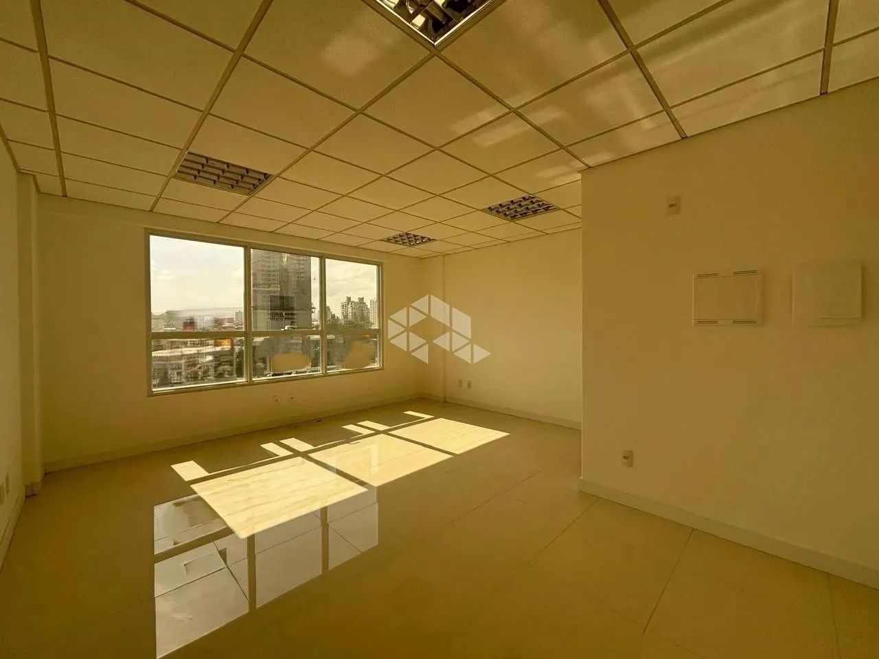 SALA COMERCIAL COM 01 VAGA GARAGEM NO BAIRRO BARREIROS EM SÃO JOSÉ/SC - Foto 2