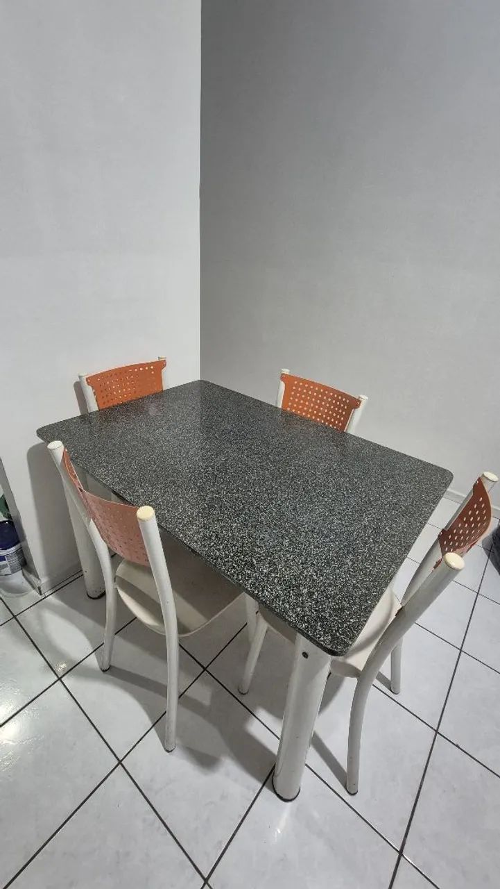 Mesa de jantar com 4 cadeiras