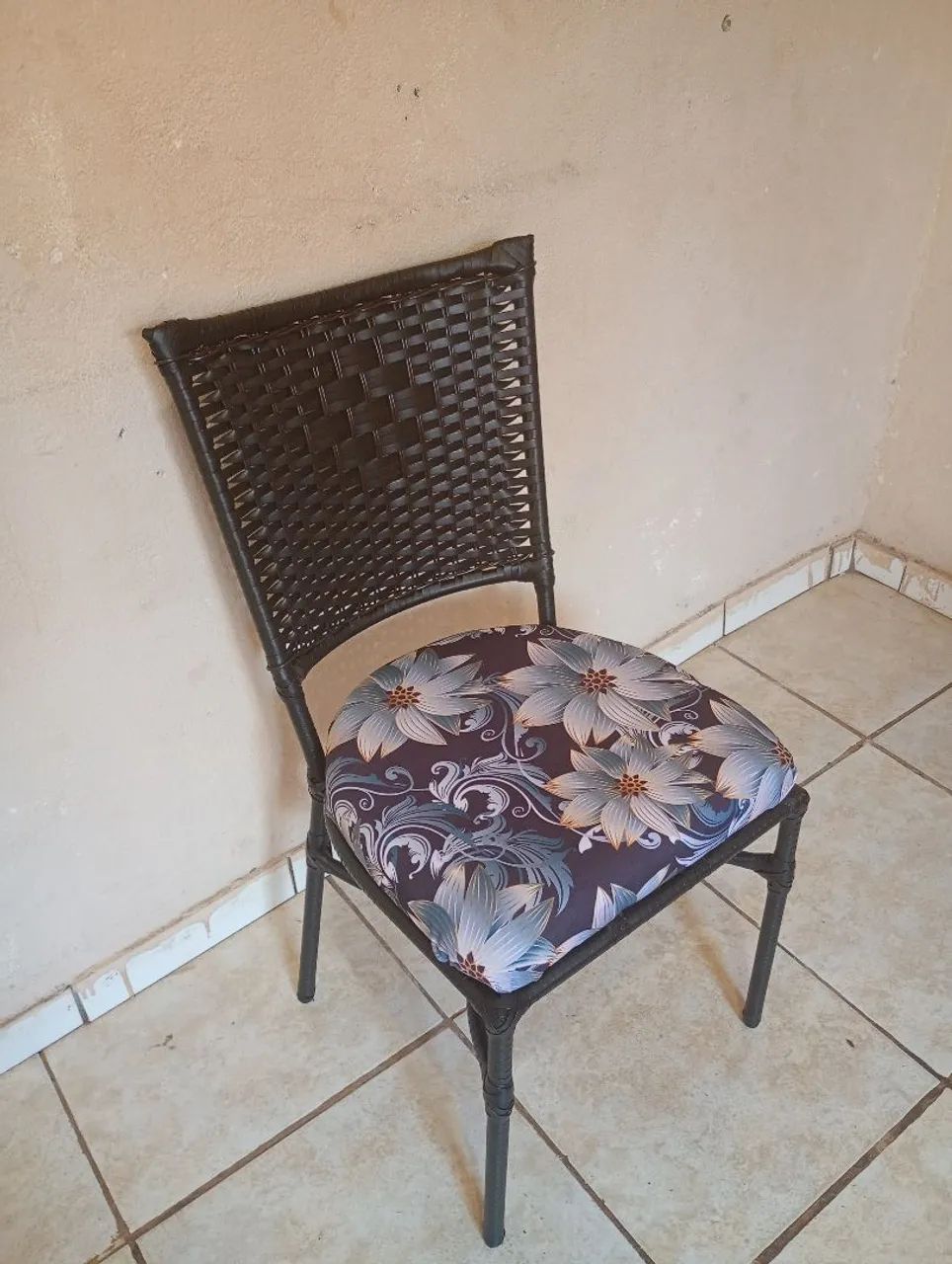 Vendo 4 cadeiras novas de mesa  - Foto 3