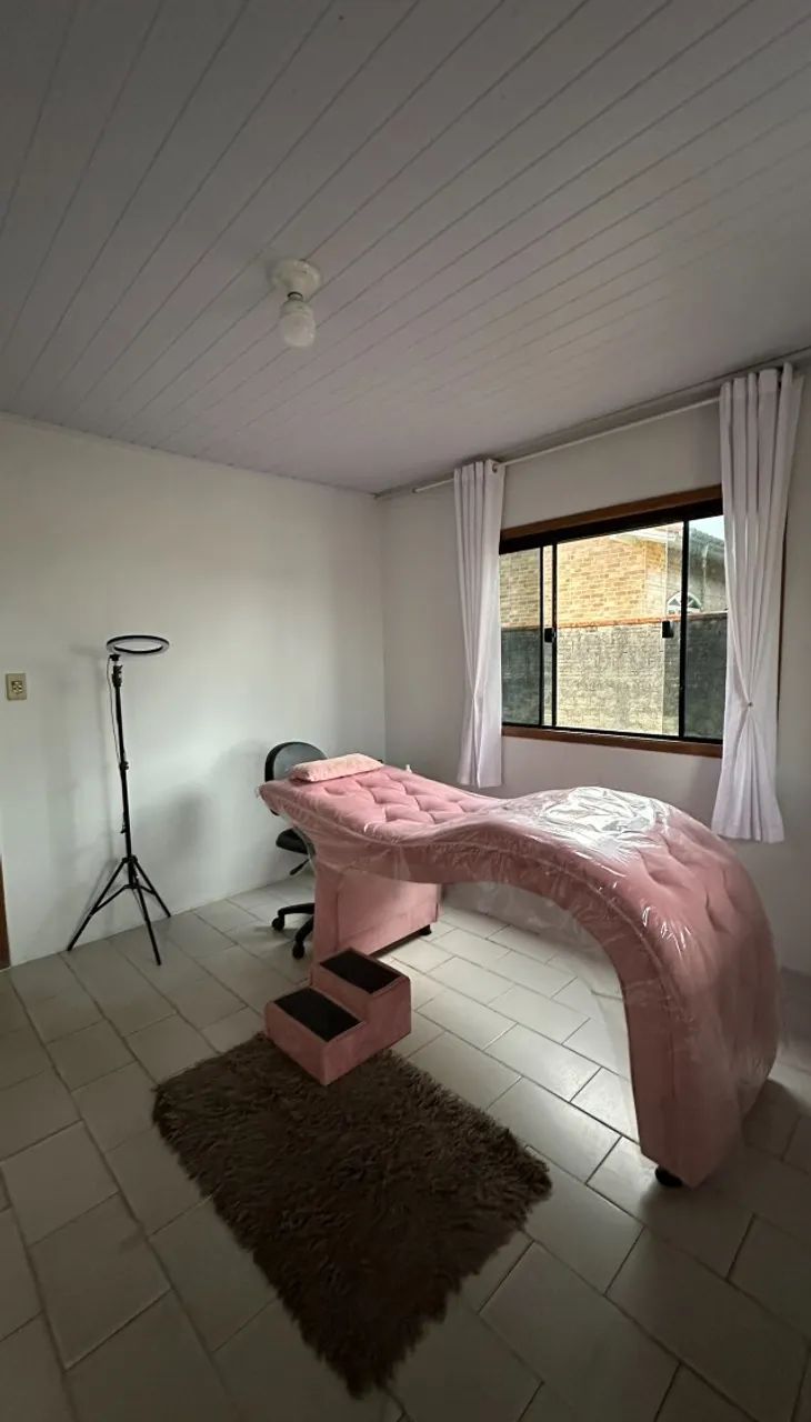 Maca luxo + Cadeira + Mesa Auxiliar