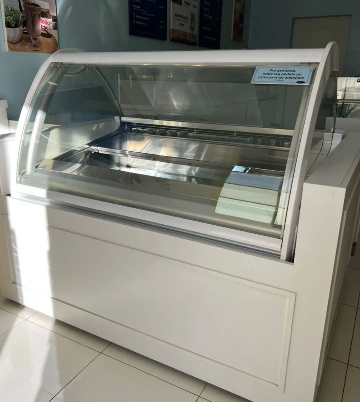 Vitrine ISA Mito 16 sabores. 