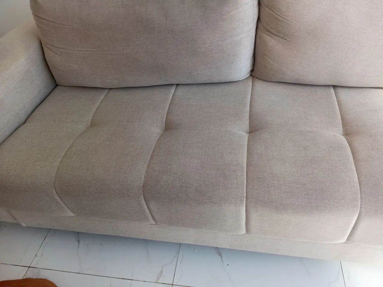Vendo sofá de Linho Cru de 5 lugares e pés em madeira . - Foto 4
