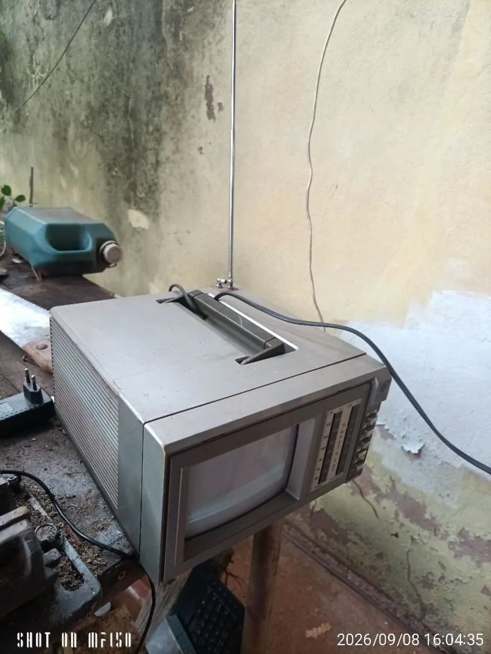 Vendo Mini TV e rádio General eletric antiga tela 5 polegadas a imagem liga mais não ABRE  - Foto 3
