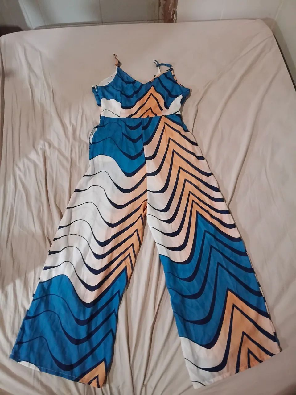 Macacão de alças estampa geométrica azul pantalona