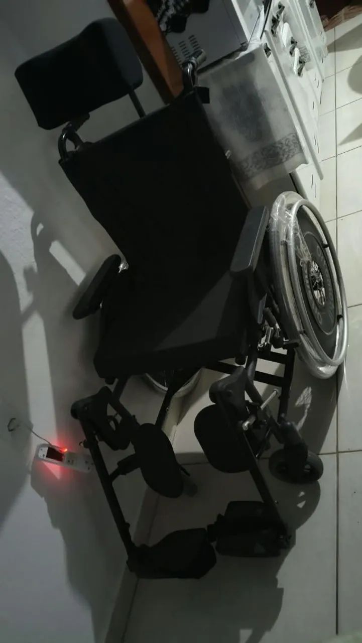 Cadeira de rodas reforçada e nova 