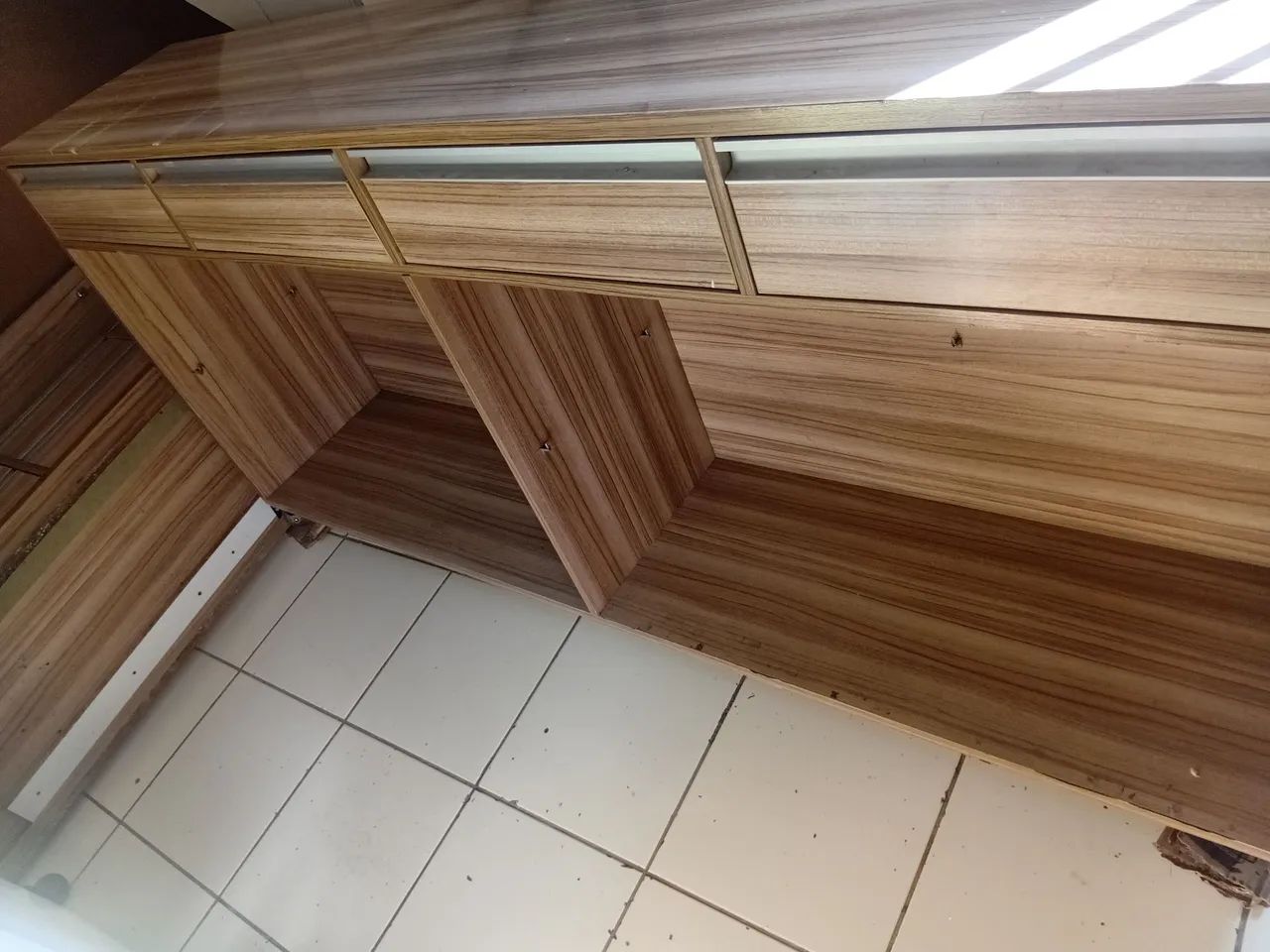 MÓVEIS EM MDF MADEIRADO, COMPLETO PARA LOJA. - Foto 3